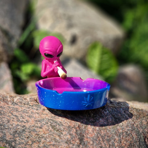 Aschenbecher Alien mit Hanfblatt und Joint pink